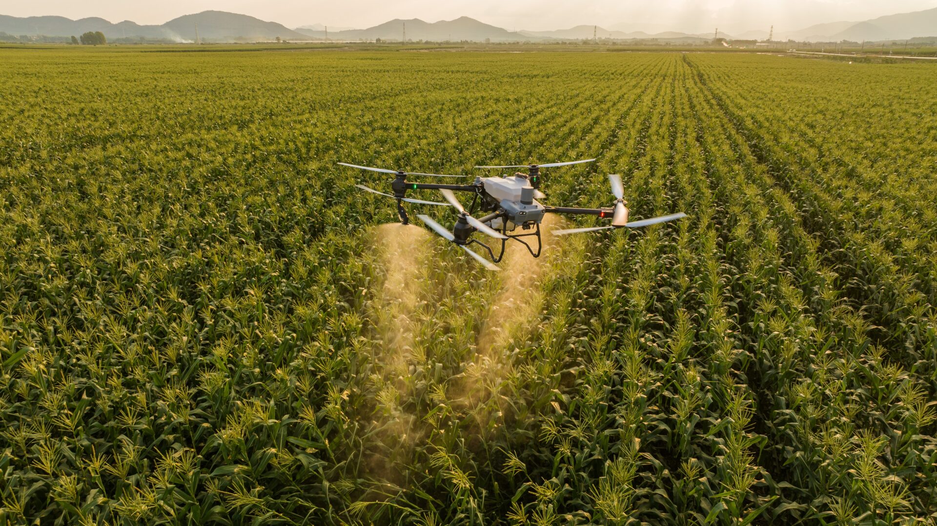 Empresas de máquinas agrícolas apostam em drones para pulverização