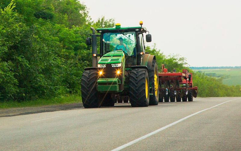 Orientações sobre o tráfego de máquinas agrícolas em vias públicas